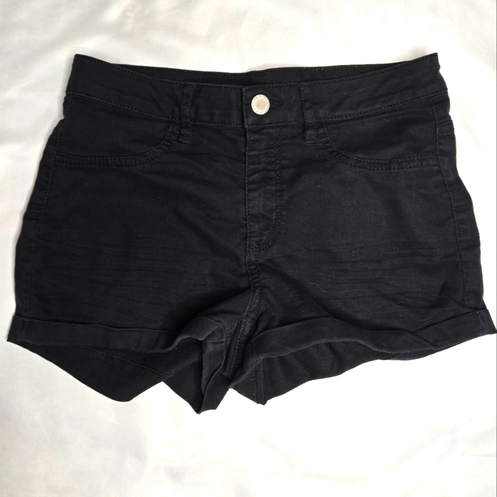 H&M Black Denim Shorts Size 6 – Classic Everyday Style